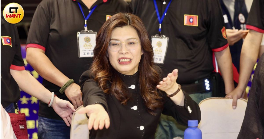 國民黨主席鄭麗文宣布，願全數承接總統府原規劃向庇護工場採購的中秋禮品訂單缺口。（圖／方萬民攝）