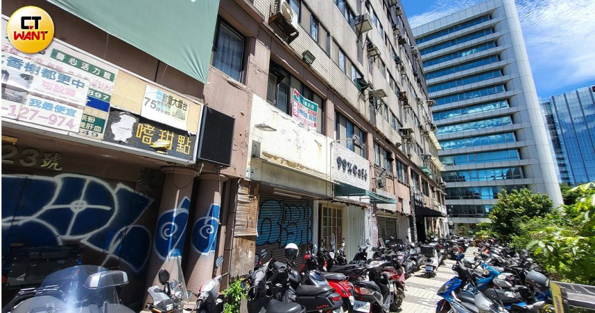 北市南京東路、敦化北路口一處自主都更的大樓，地主都已經搬空，卻因為近年營建成本漲幅太大，與原先預估的成本差太多，雖已審查核定，至今仍未能拆除重建。（圖／周志龍攝）