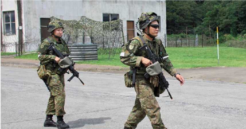 隨著日本人口持續減少，日本自衛隊正面臨嚴重的招募困境。（圖／達志／美聯社）