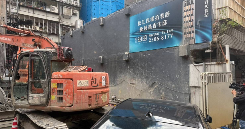 北市中山區民權東路2段92巷1弄一處民宅10日下午3時30分許驚傳地板陷落事故。（圖／翻攝畫面）