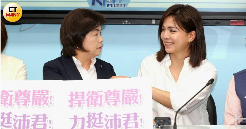 國民黨台北市議員鍾沛君（右）示警藍營，不應低估洋流效應。（圖／周志龍攝）