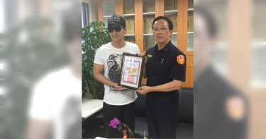 讚!鄭人碩見義勇為 協助警員逮毒蟲