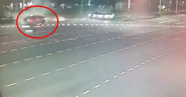 衝醫院顧癌母…高雄男闖紅燈撞爆小黃 「釀2死慘劇」清醒喊:想不起來