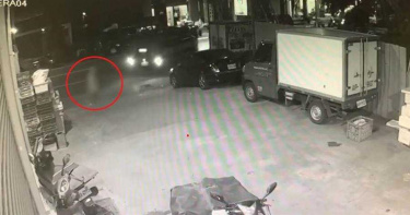 菜販倒車撞老婦 捲入車底搶救不治