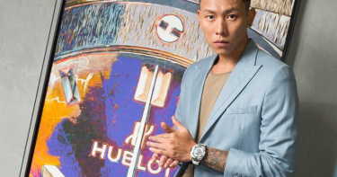 「行走的費洛蒙」瘦子漫談時間藝術!酷帥演繹宇舶「Big Bang Sang Bleu II」刺青腕錶 引爆黑白時尚!
