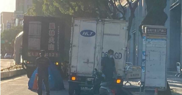 為閃違停貨運車 18歲女騎士遭輾過慘死