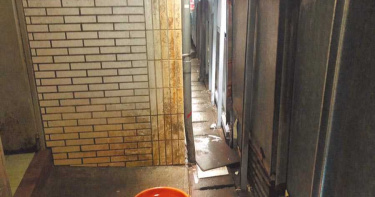 地主霸公有地設柵欄封路 居民橫走安全堪慮