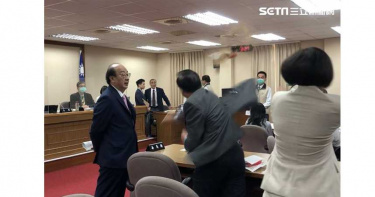 立院衝突再起 鄭天財怒潑馮世寬咖啡