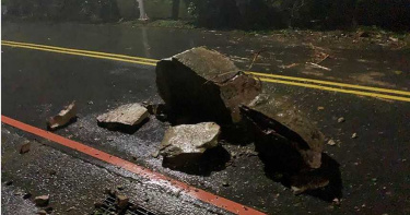 雨下不停!基隆外木山湖梅路土石崩落 佔據車道