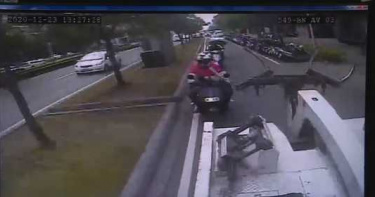 外送員不滿拖吊車擋路狂按喇叭 硬扯員警密錄器這下GG了