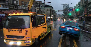 駕瑪莎拉蒂撞分隔島找人頂替又躲整夜 富少晚間到警局說明