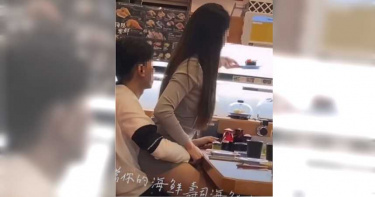 情侶吃壽司超親密!短裙長髮妹「跨坐男友大腿」 右手緊抓…他溫柔撫摸