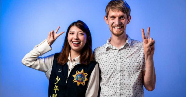 高雄少年隊警花防詐雙語出擊 聯手網紅阿兜仔3招破詐騙老梗