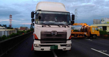 國道追撞車禍!拖吊車處理現場遭撞飛 駕駛送醫不治