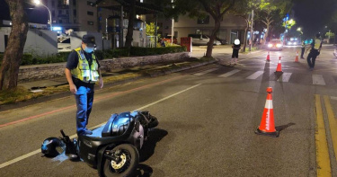 金門山外昨晚發生1起機車撞傷2名路人的事故，傷者之一是已退休的前縣府祕書長林德恭，因傷及頭部連夜後送台灣，接受進一步診治。（警方提供）