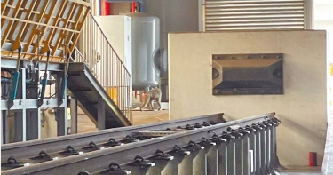 東非狒狒逃亡被捕前，有民眾目擊狒狒曾出現在台鐵富岡機廠悠哉地逛大街。（圖／報系資料照）