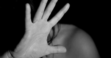 淫男強壓女子倒地:讓我發洩一下!遭咬舌踹下面 結局GG了