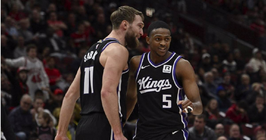 福克斯（右）()在場上跟沙波尼斯討論戰術。（圖／美聯社）