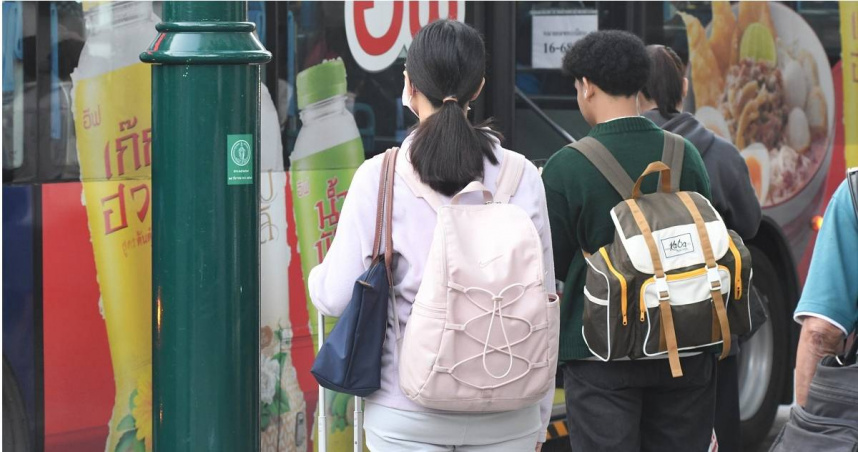 曼谷人紛紛穿上保暖的衣服。（圖／X）