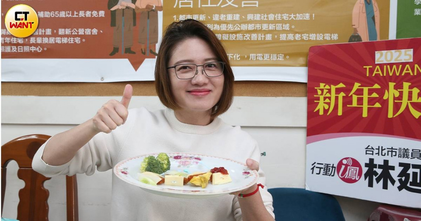 台北市議員林延鳳介紹簡易烏魚子料理，搭配各種不同的配料組合，擺成一盤也是一道味道、色彩豐富的年菜。（圖／趙世勳攝）