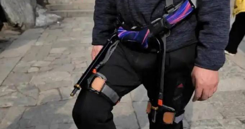 「機器人幫助遊客登山」的景區新服務，讓泰山再次出圈。（圖／翻攝自每日經濟新聞）