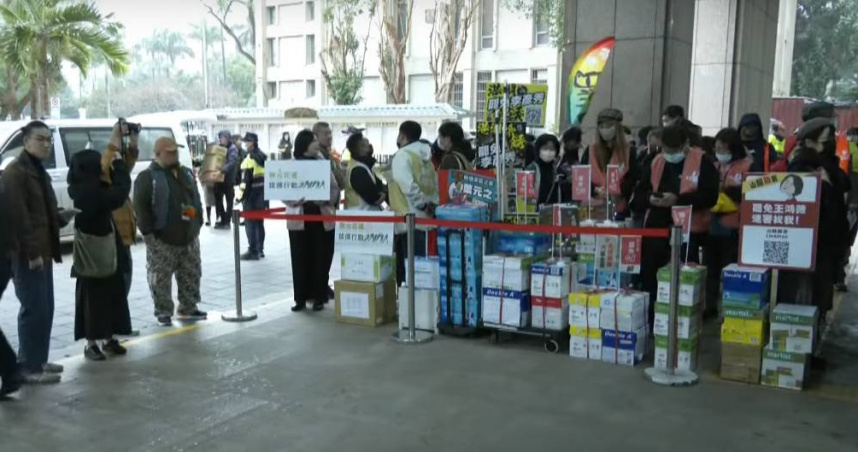 18個罷免藍委的民團今（3）日前往中選會送出第一階段提議書。（圖／翻攝自中天電視）