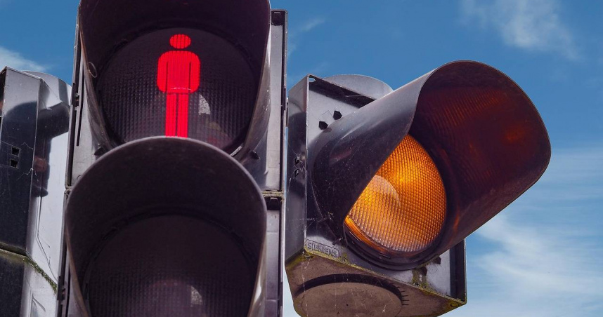 不少駕駛或騎士在路上遇到綠燈轉為黃燈時，很困惑到底要加速通過還是煞車停下來，對此警方宣導，遇到前方號誌轉換為黃燈，若車輛超越停止線應盡速通過；來不及通過要煞車應留意後方車輛。（示意圖／Pixabay）