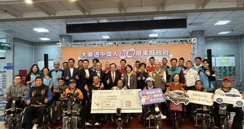 大樂透頭獎得主捐600萬元給屏東縣政府，台灣彩券公司董事長黃志宜26日代為捐贈，屏東縣長周春米表示，將有逾7萬人次受惠。（圖／中國時報記者謝佳潾攝）