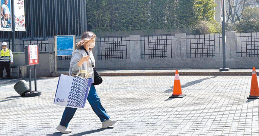 台中新光三越2日再開放322位5樓至10樓的專櫃人員進入館內取物，每個專櫃小姐都帶著大包小包出來。（圖／中國時報馮惠宜攝）