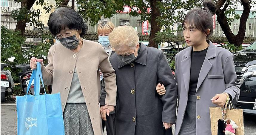 今天下午陳佩琪和第一次現身北所的柯母一同辦理接見探視柯文哲。（圖／中國時報記者柯毓庭攝）