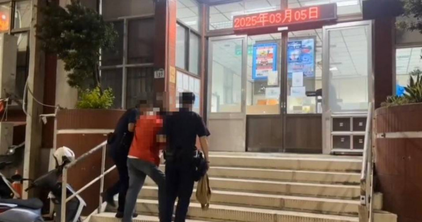 高雄1名男賊徒手偷竊被害人側背包，落跑被發現後卻自摔跌倒，最終被逮獲移送法辦。（圖／翻攝畫面）