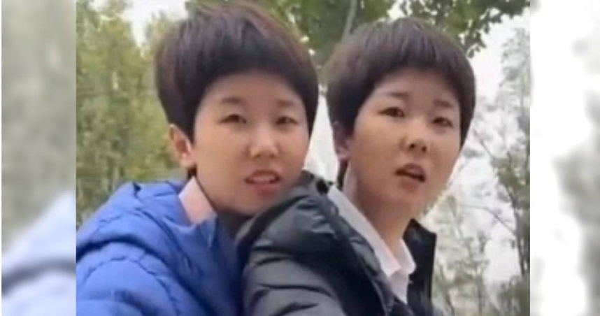 大陸河北有2名少女因為長得太像成為閨密,相識1年多去驗DNA發現她們竟是雙胞胎姊妹。(圖/翻攝自微博)
