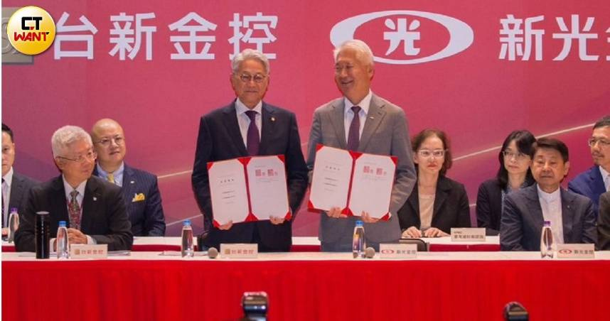 金管會3月31日宣布核准第四家「台新新光」金控成立，兩家金控規劃今年七月底前合併。（圖／黃威彬攝）