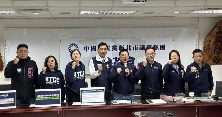 國民黨新北市黨部主委黃志雄（右3）與國民黨新北市議會黨團書記長王威元（右4）、新北市議員林國春（右5）等人聯袂召開記者會，呼籲虐童加重罰則。（圖／報系資料庫）