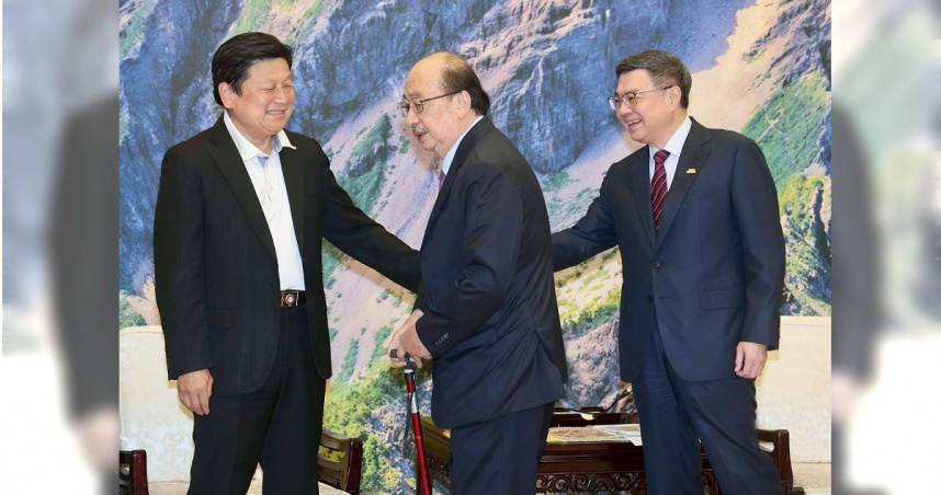 民進黨立院總召柯建銘（中）7日進入行政院3黨團協商會議室時，因看見國民黨團總召傅崐萁（左）坐在主位，不滿要求換位。（圖／中央社提供）
