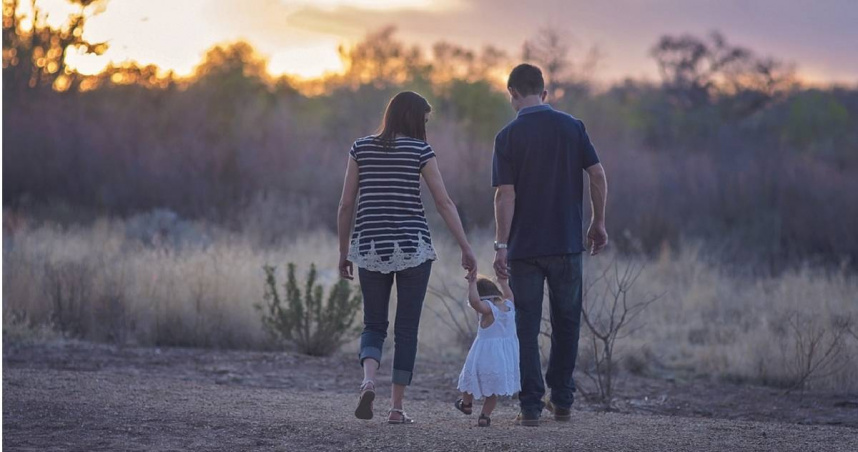 女子表示，她在父母6、7歲時離異後受盡冷落，母親偏心同母異父的弟弟，對方相比自己什麼都不缺。（示意圖／Pixabay）