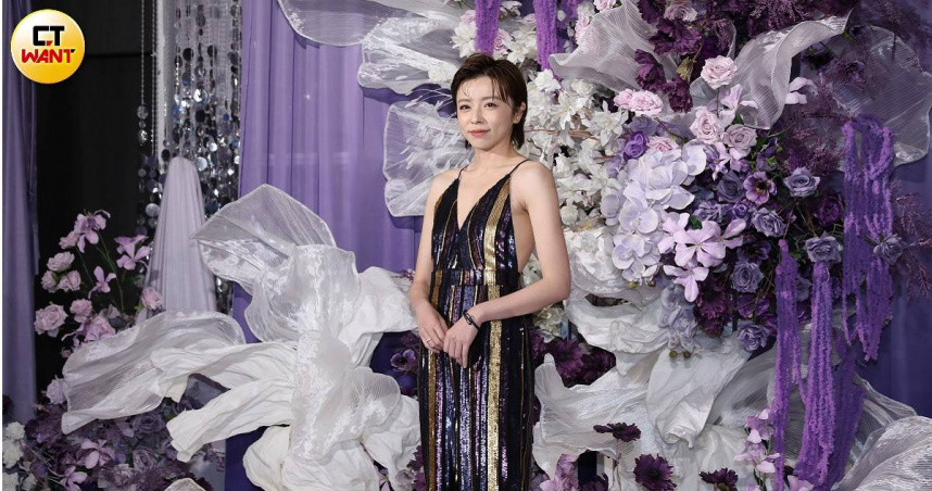 王瞳超辣現身賴慧如、劉家銘婚宴，為了符合新娘交代的「紙醉金迷」主題，特別找了一套又金又紫的連身褲裝，細肩帶辣秀美背好身材。（圖／侯世駿攝）