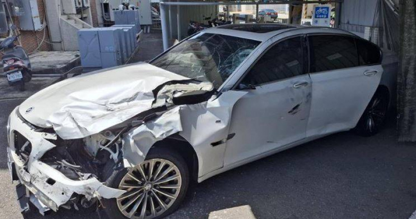 3名印籍移工分騎2輛車行駛時，慘遭闖紅燈的BMW猛撞，造成女移工重傷不治。（圖／翻攝畫面）