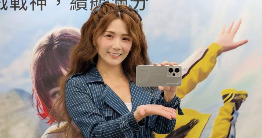 手拿realme 14 5G機甲銀的電競女神解婕翎。（圖／廖梓翔攝）