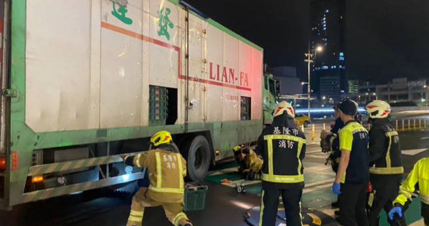 機車女遭捲入大貨車輪下慘死街頭。（圖／翻攝畫面）