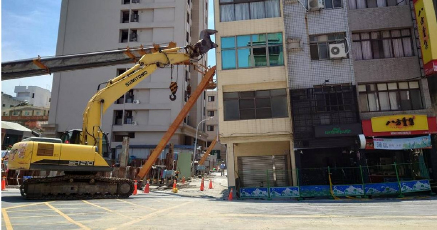 2022年8月高雄市自強一路與七賢一路83巷口，發生大樓建案開挖地下室過程，讓周邊七戶透天住戶傾斜成危樓，受害住戶卻控訴雖與建商簽屬和解書，但建商卻遲不履行。（圖／報系資料照）
