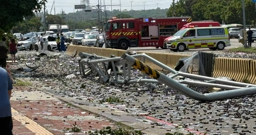 台中向上路發生嚴重車禍，3名傷者仍在加護病房，警方將針對保養資料釐清肇事主因。（圖/翻攝畫面）