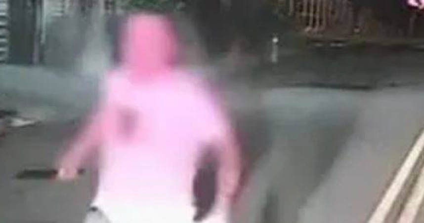 男子疑服用藥物過量失控，見到救護車竟持刀追砍，後續被強制就醫並依法送辦。（圖／翻攝畫面）