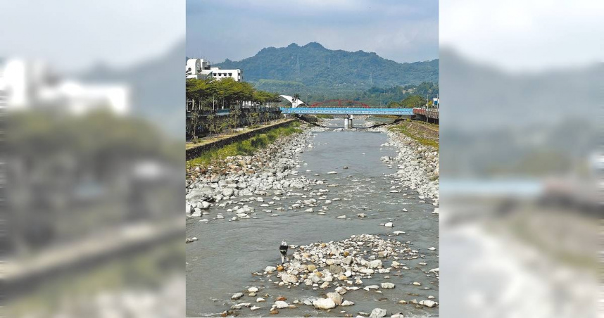 居民懷疑日月潭水力發電排砂害水里溪變水泥溪，台電解釋是台水公司在水里溪進行埋管工程導致。（民眾提供／楊靜茹南投傳真）