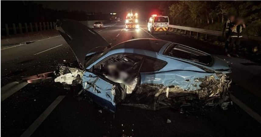 跑車猛撞護欄慘死駕駛臟器外露。（圖／翻攝畫面）