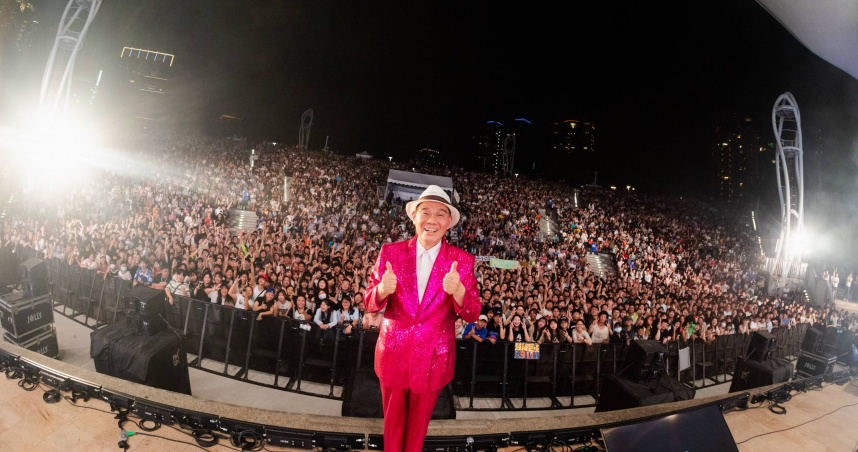 「本土天王」陳雷演唱一連串經典熱歌，觀眾跟著揮舞跳唱，全場陷入熱情沸騰。（圖／三立提供）