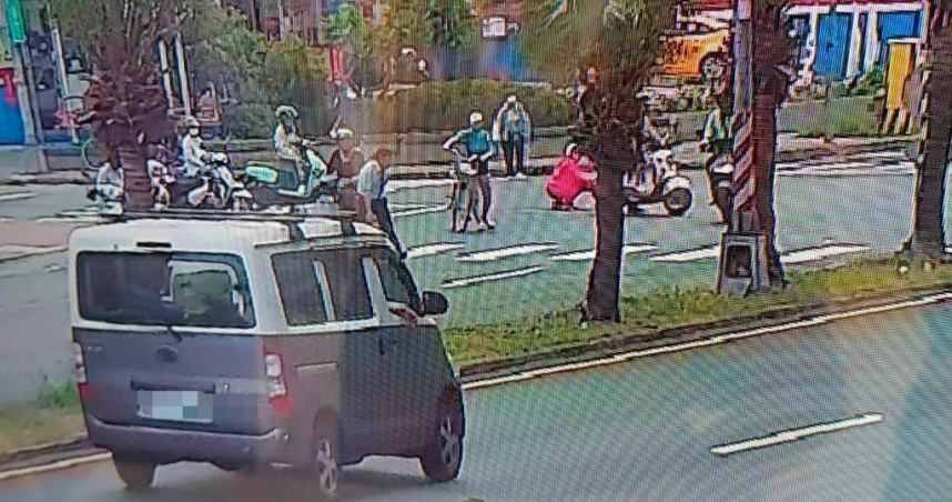 現場有多位民眾協助撿回鈔票。（翻攝照片／洪靖宜高雄傳真）