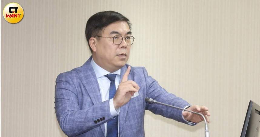 環境部長彭啟明表示，雖依現行法令核電廠重啟無須環評，但仍建議參照環評程序，以強化決策公開透明。（圖／劉耿豪攝）