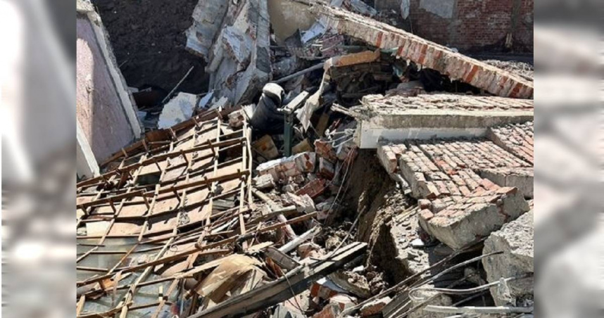 台南新營透天厝驚傳倒塌。（ 圖／翻攝畫面）