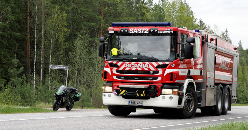 前往尤拉機場（Eura airport）的消防車。（圖／達志／路透社）